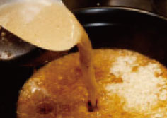 product-design_soup 国産黒豚のげんこつと背骨を12時間以上じっくり煮込み、さらに鶏ガラをブレンドした力強くて濃厚な豚骨スープ